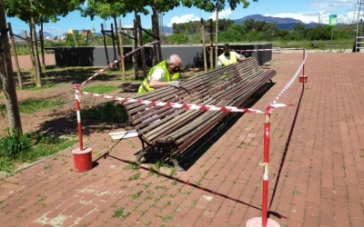 A Torre-romeu, es fa manteniment de bancs en mal estat, amb els plans d'ocupació | Pau Duran